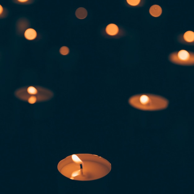 Luz de las velas iluminada sobre fondo oscuro