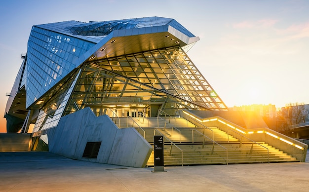 LYON, FRANCIA, 22 DE DICIEMBRE DE 2014: Musee des Confluences. Musee des Confluences se encuentra en la confluencia de los ríos Ródano y Saona.