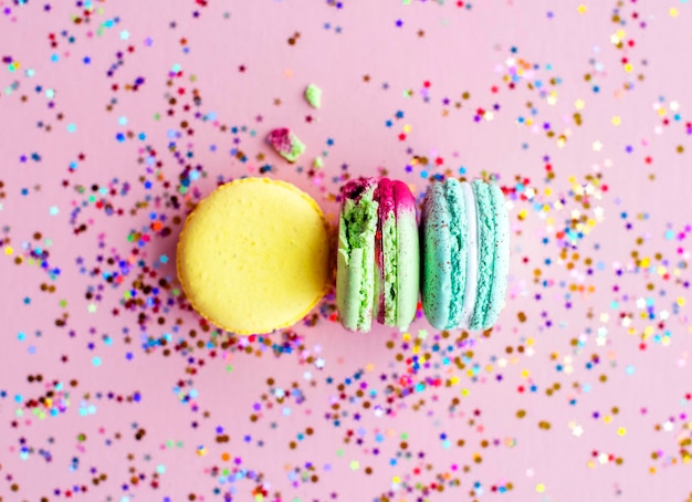 Macaron con confeti y fondo rosa