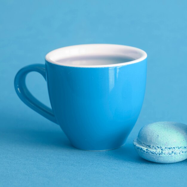 Macaron y taza