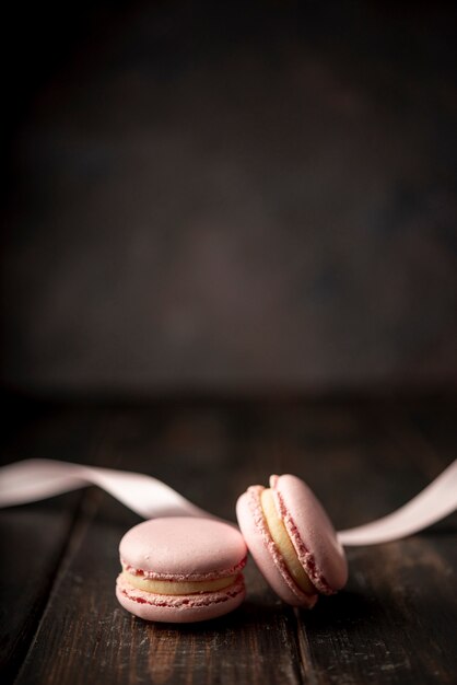 Macarons con cinta y copia espacio