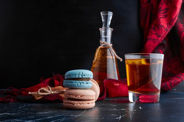 Macarons con una copa de glintwine.