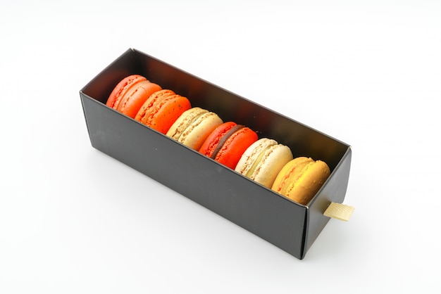 Foto gratuita macarons franceses coloridos en el fondo blanco.