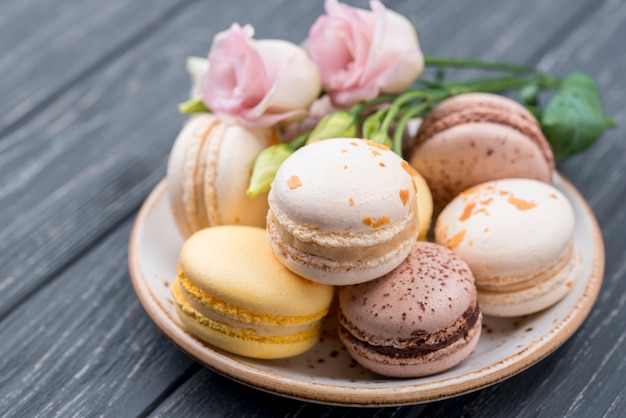 Macarons en plato con rosas