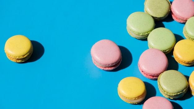 Macarrones amarillos sobre fondo azul