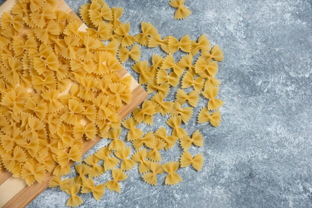 Foto gratuita macarrones de arcos crudos en gris.