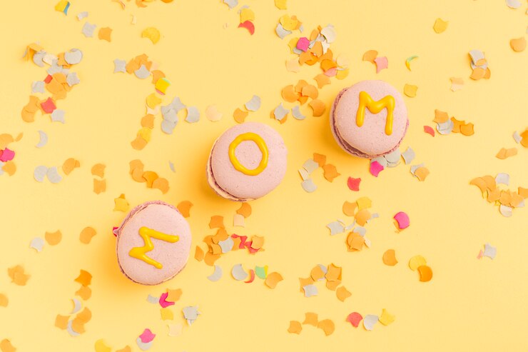 Foto gratuito macarrones brillantes con título de mamá