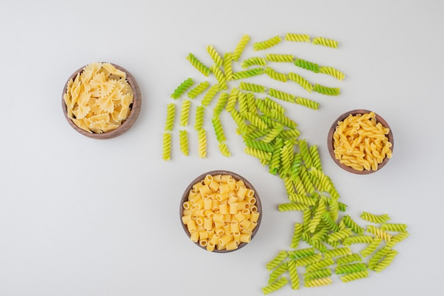 Macarrones crudos coloridos como una palma sobre la superficie blanca