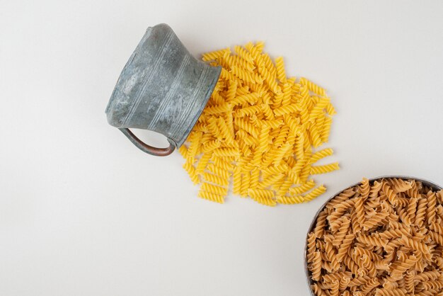 Macarrones en espiral sin cocer en taza y tazón