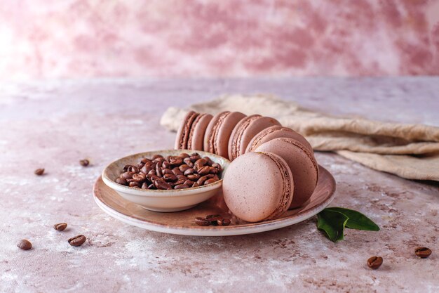 Macarrones franceses con granos de café.