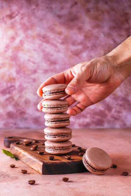 Macarrones franceses con granos de café.