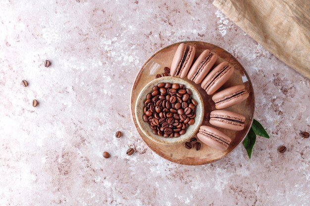 Macarrones franceses con granos de café.