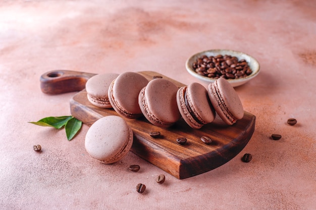 Foto gratuita macarrones franceses con granos de café.