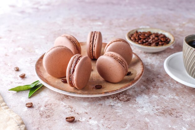 Macarrones franceses con granos de café.