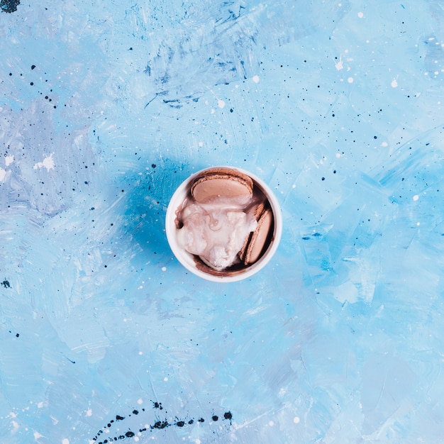 Foto gratuita macarrones con helado en taza pequeña