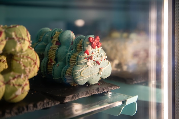 Foto gratuita los macarrones de navidad en un primer plano de la ventana de una pastelería