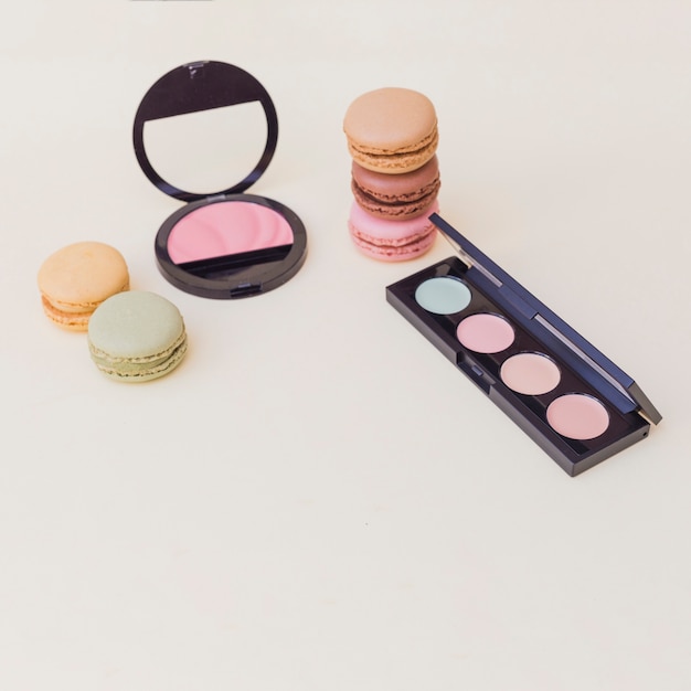 Macarrones; paleta de sombras de ojos y colorete rosa sobre fondo de color