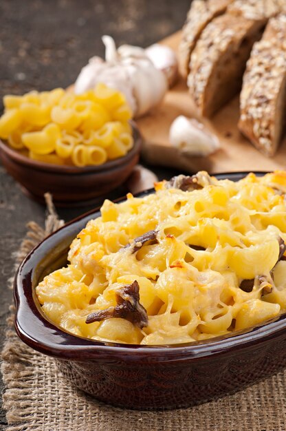 Macarrones con queso, pollo y champiñones al horno.