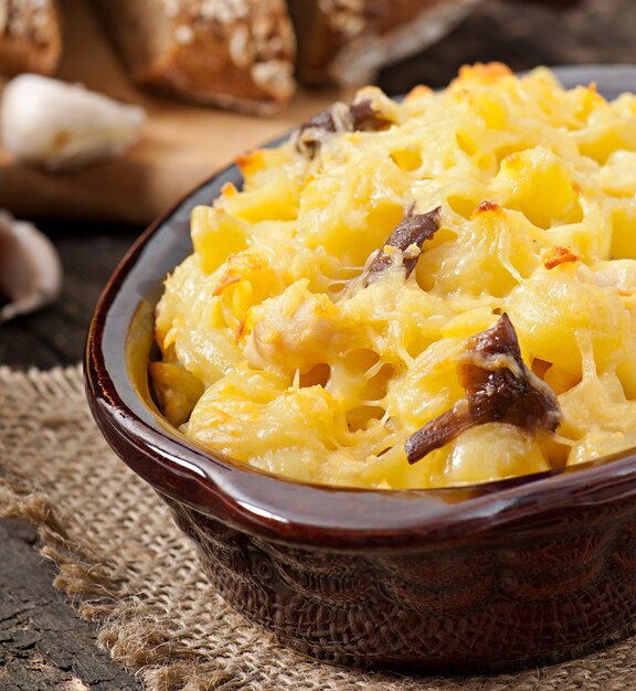 Macarrones con queso, pollo y champiñones al horno.