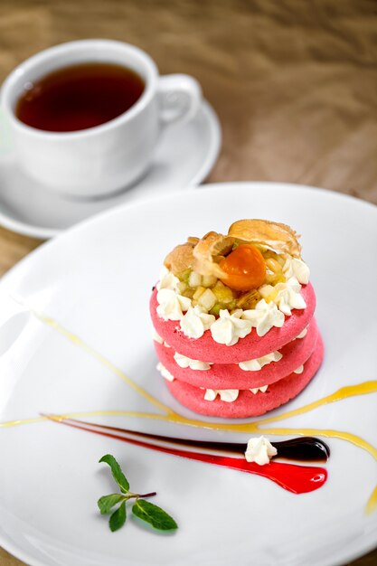 Macarrones rosados con crema de frutas