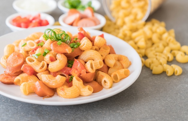 Foto gratuita macarrones con salchicha