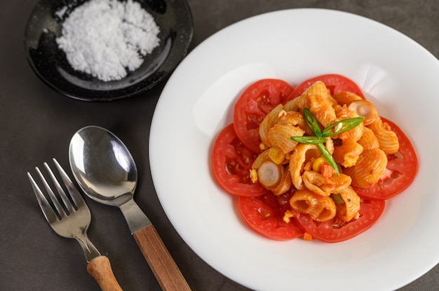 Foto gratuita macarrones salteados con salsa de tomate y carne de cerdo