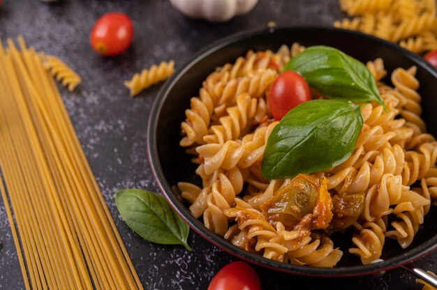 Macarrones salteados con tomate y albahaca en la sartén