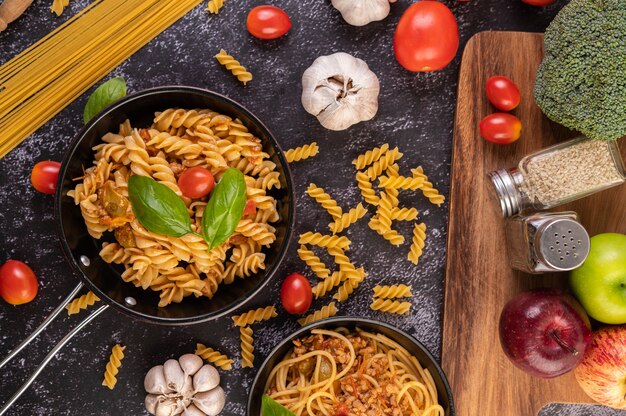 Macarrones salteados con tomate y albahaca en la sartén