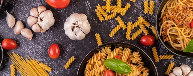 Macarrones salteados con tomate y albahaca en la sartén