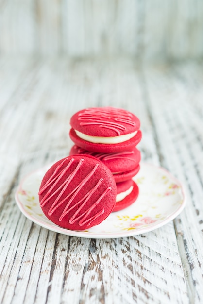 Foto gratuita macarrones de terciopelo rojo