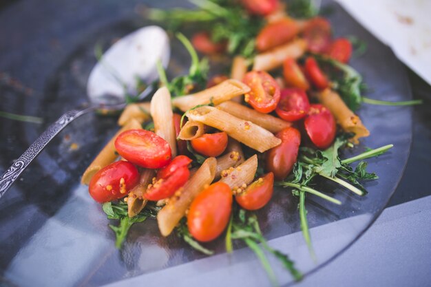 Macarrones con tomates naturales