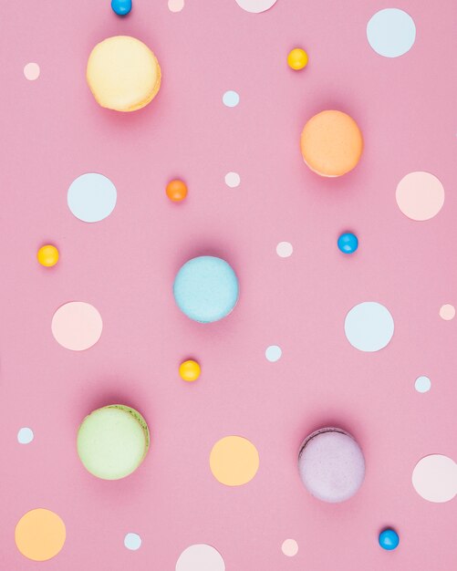 Macarrones verticales de colores con mezcla de confeti