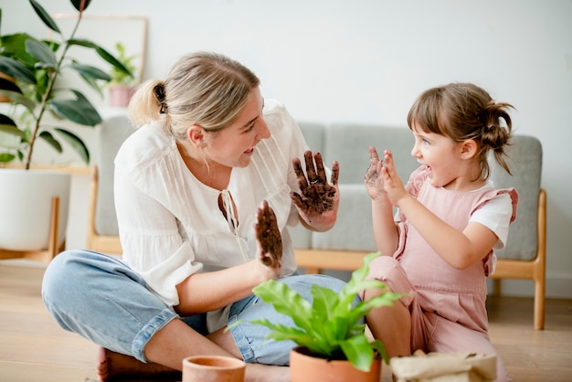 Macetas de bricolaje para niños con mamá en casa