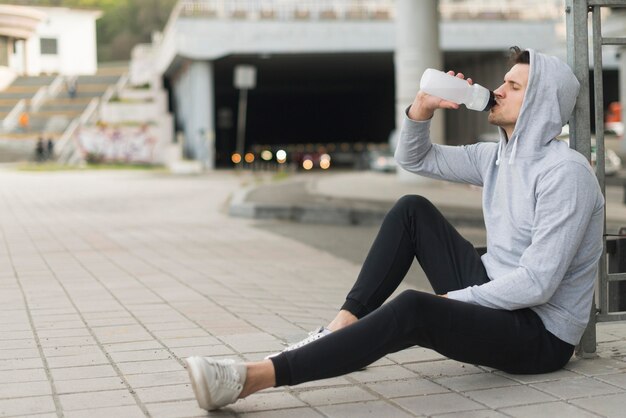 Macho adulto agua potable al aire libre