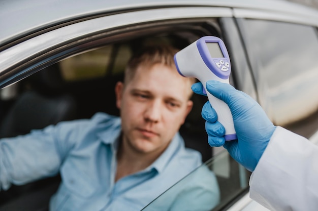 Foto gratuita macho adulto controlando su temperatura