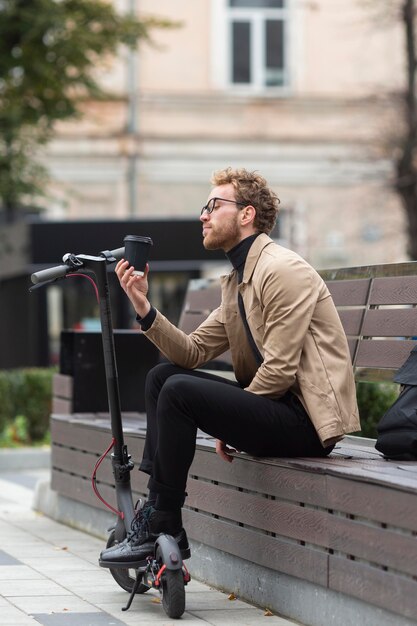 Macho adulto disfrutando de un café al aire libre