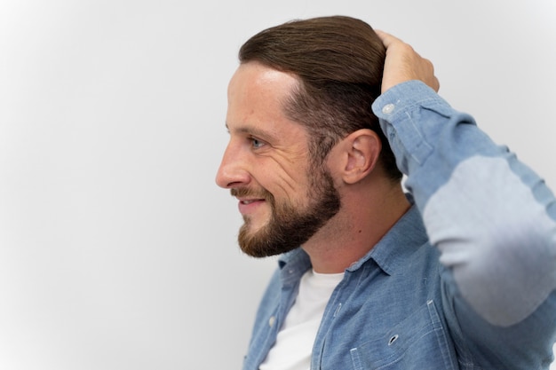 Foto gratuita macho adulto feliz por su cabello