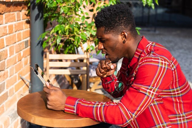 Macho adulto joven leyendo en una mesa