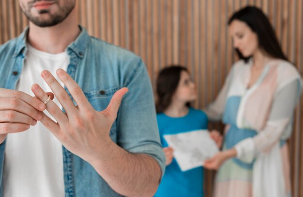 Macho adulto quitándose el anillo de bodas