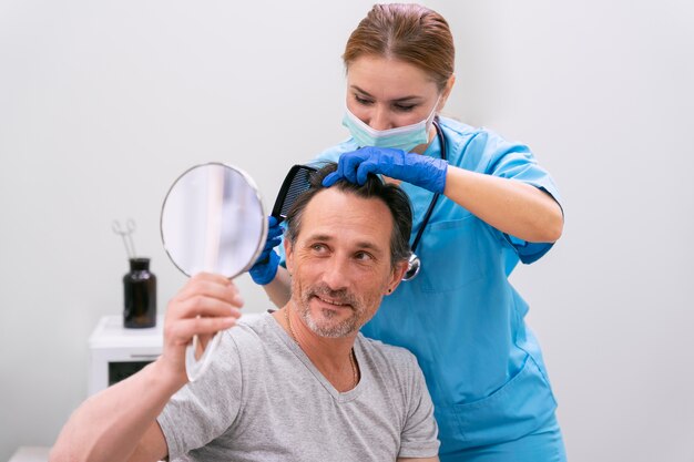 Macho adulto recibiendo un tratamiento para la caída del cabello