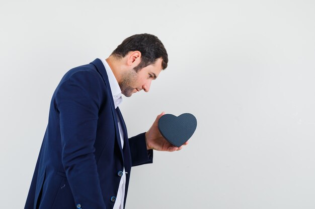 Foto gratuita macho joven con caja de regalo en camisa