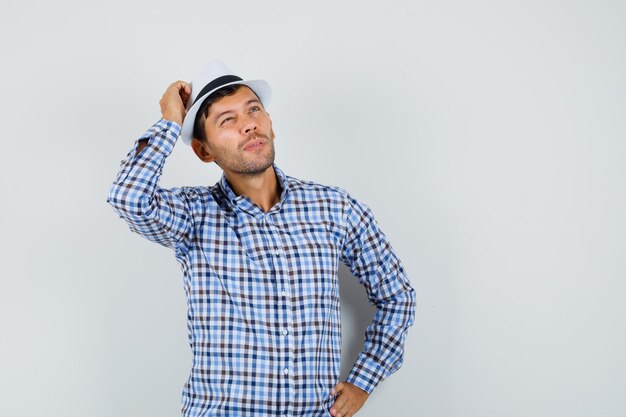 Macho joven en camisa a cuadros