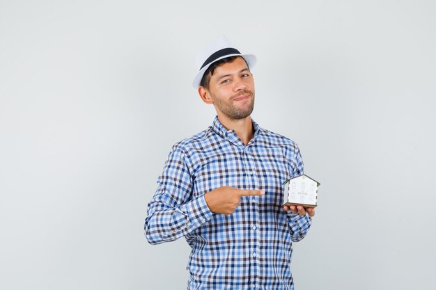 Macho joven en camisa a cuadros