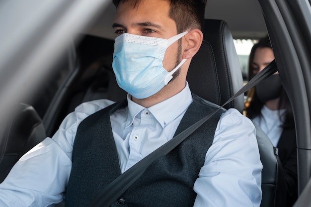 Foto gratuita macho joven siendo un conductor uber para una clienta