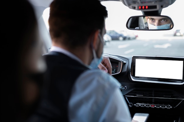 Foto gratuita macho joven siendo un conductor uber para una clienta