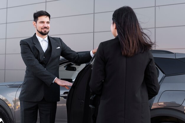 Macho joven siendo un conductor uber para una clienta