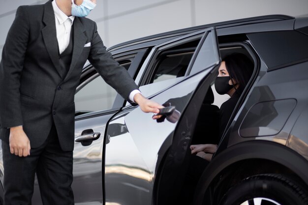 Macho joven siendo un conductor uber para una clienta