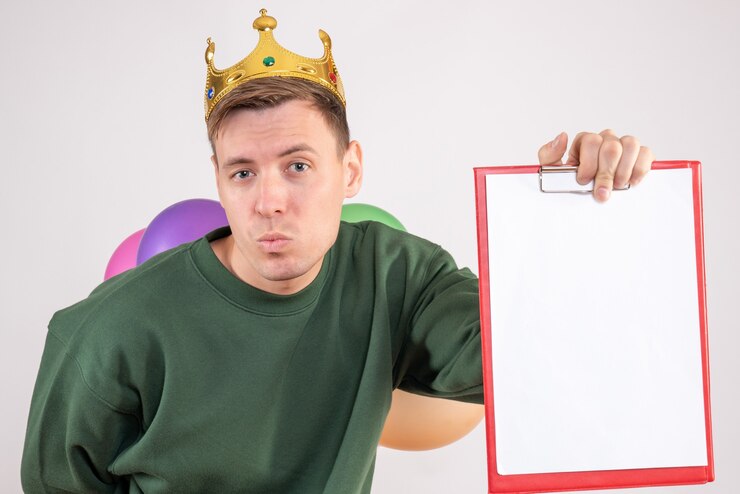 Foto gratuito macho joven sosteniendo globos y nota sobre blanco