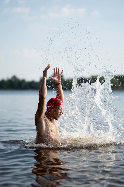 Macho joven de tiro medio en el lago