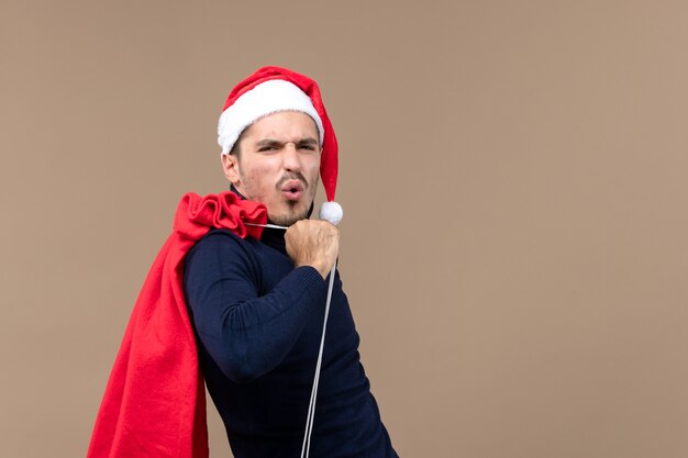 Macho joven de vista frontal con bolsa presente, emoción de vacaciones de Navidad